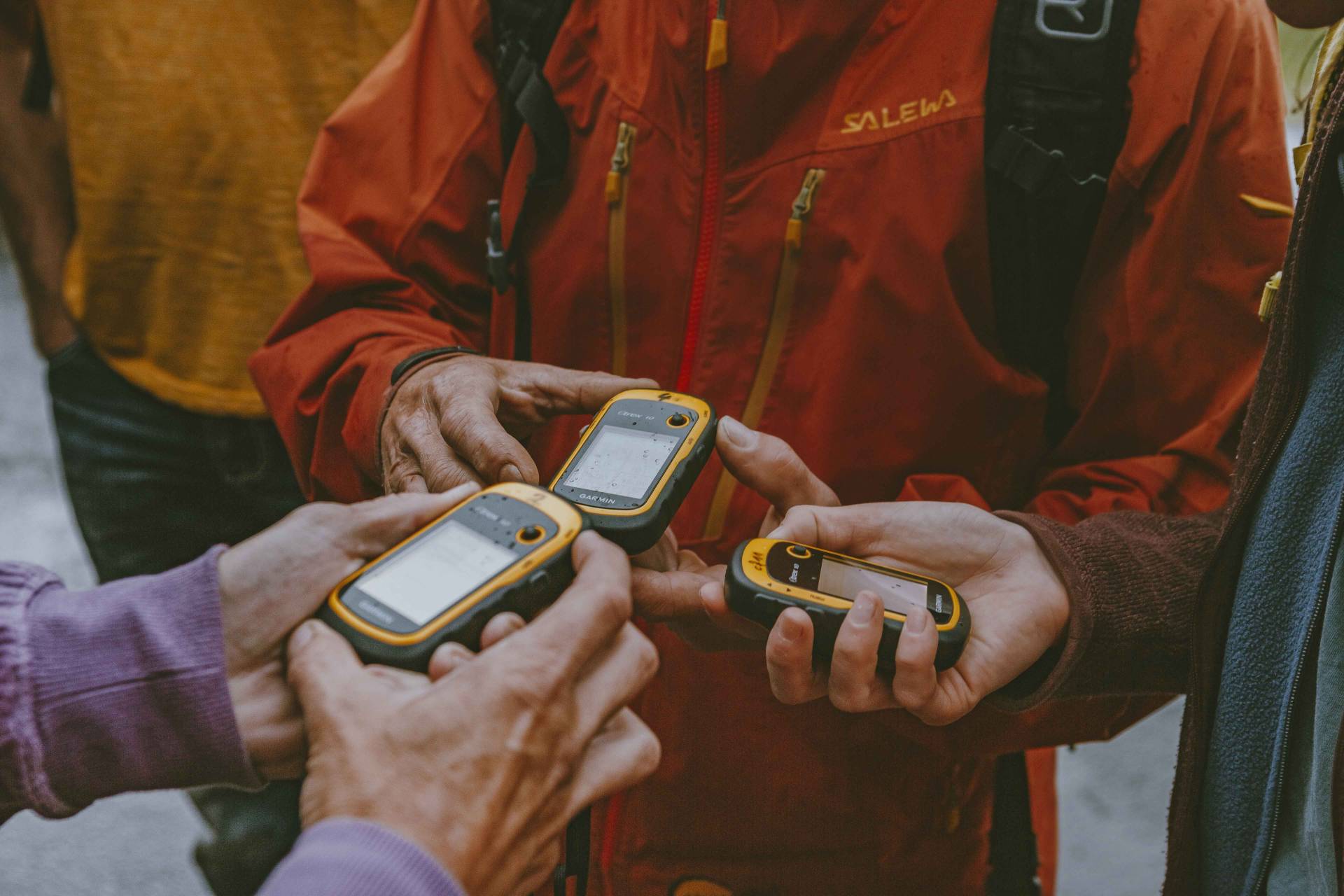 Teilnehmer mit GPS-Geräten bei der Team GPS-Tour in der Natur