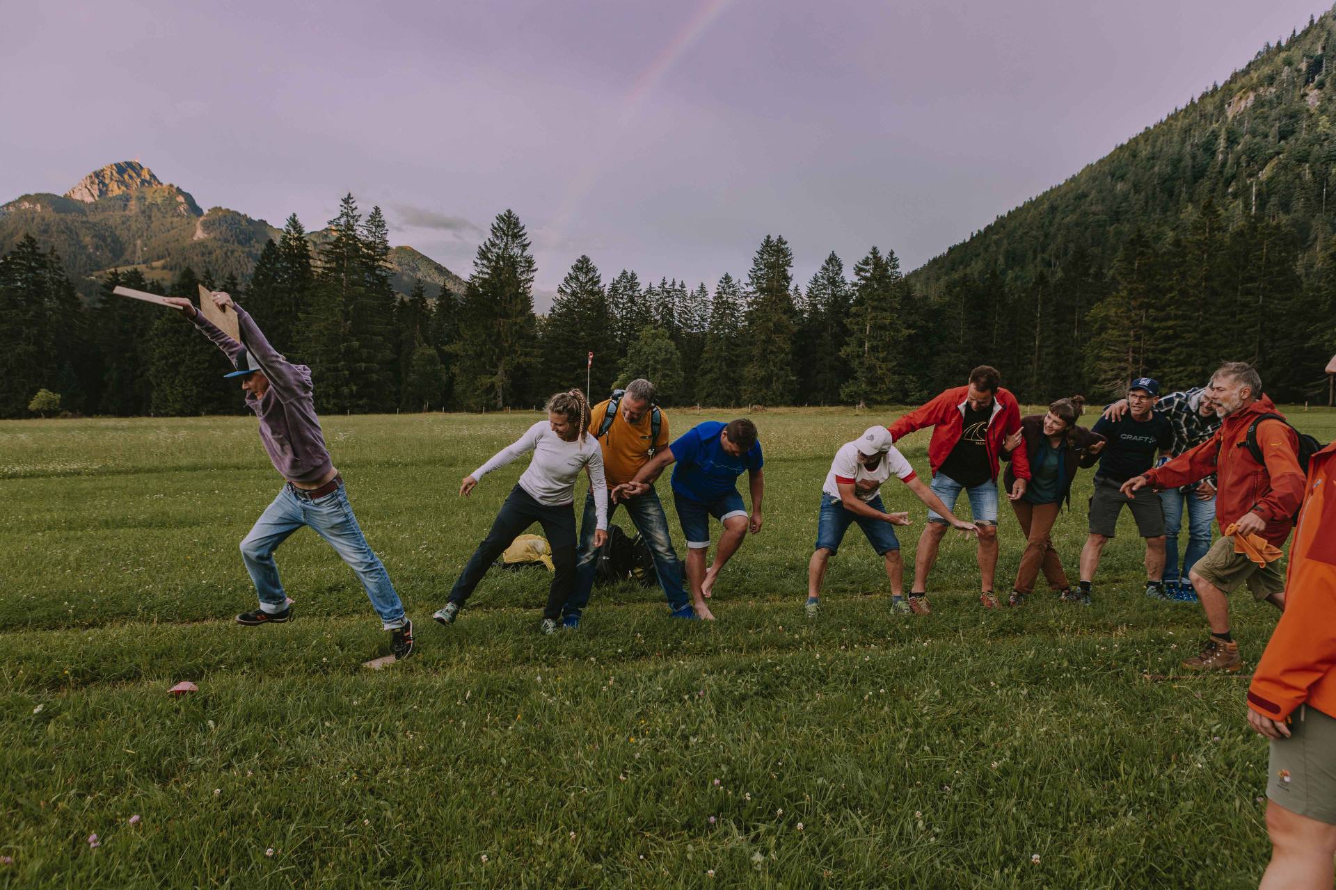 Team beim Lösen einer Teamaufgabe während eines Team Energizers