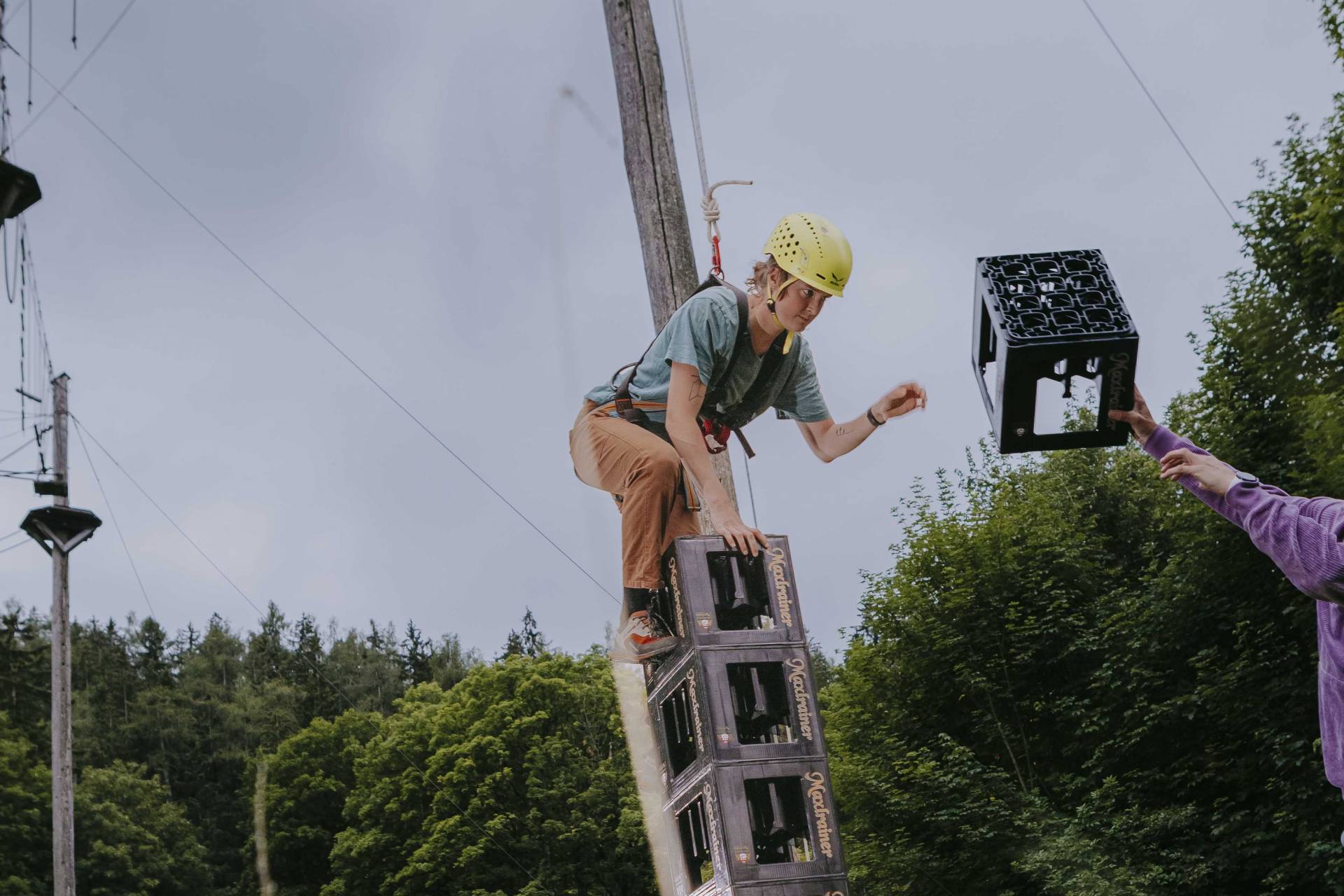 Teilnehmer beim Bierkistenkraxeln während der Sommerspiele am Hasenöhrl-Hof
