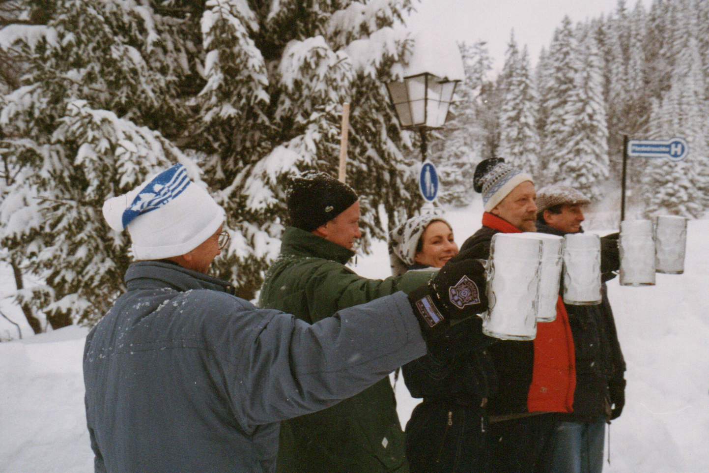 Teilnehmer beim Maßkrugstemmen im Schnee während der Winterspiele am Hasenöhrl-Hof