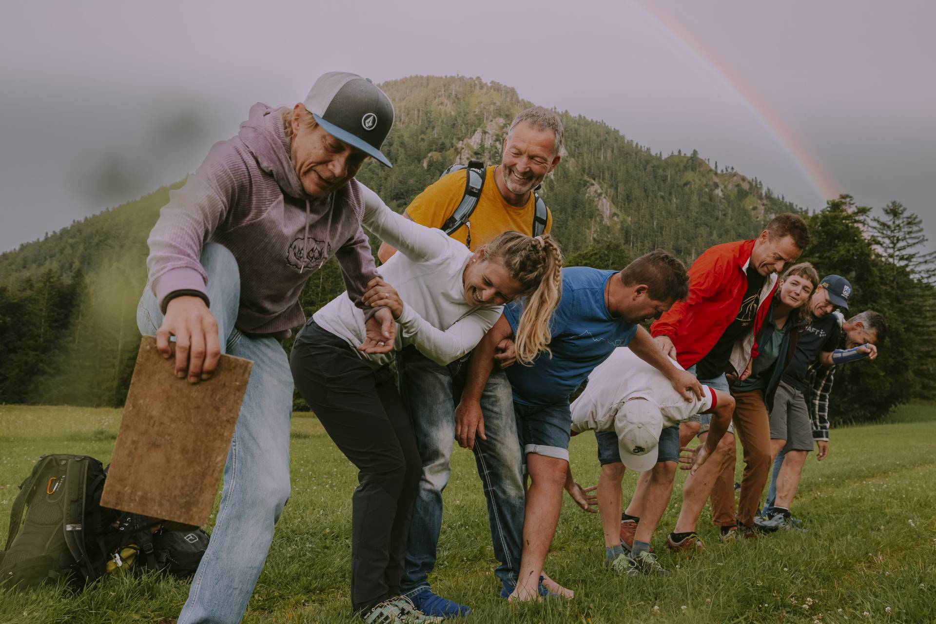 Team bei einer Team Rallye während einer Wanderung mit Teamaufgaben in der Natur