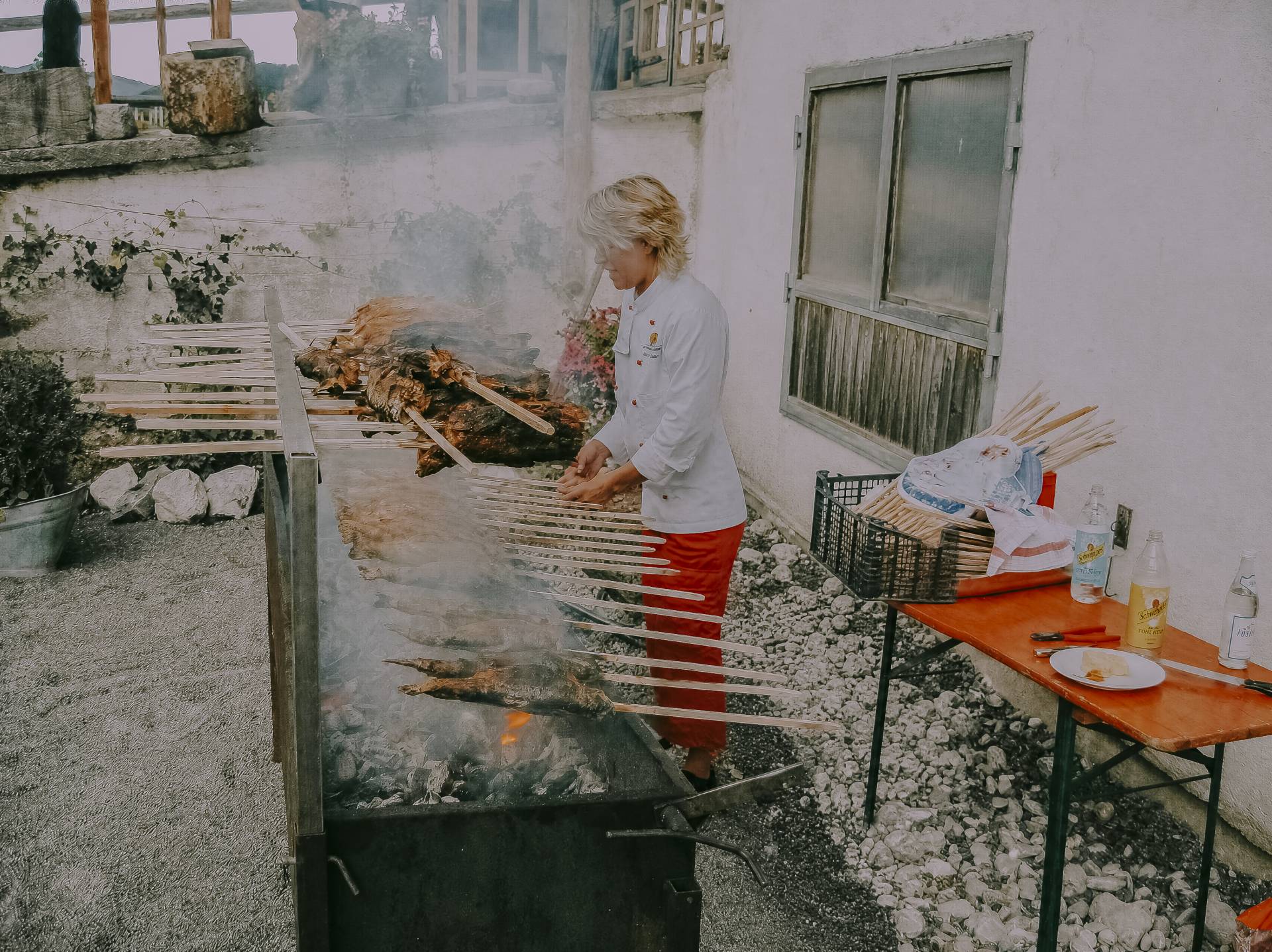 Steckerlfisch wird auf einem Holzkohlegrill am Hasenöhrl-Hof in Geitau frisch zubereitet